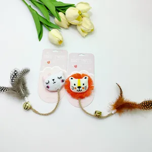 Detailweergave van pluche kattenspeelgoed met veren, bellen en duurzaam henneptouw.