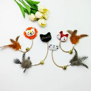 Detail van pluchen kattenspeeltjes met veren, bellen en duurzaam henneptouw.