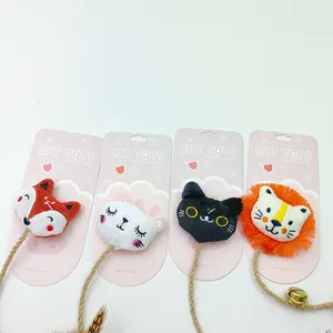 Set van vier verschillende pluche kattenspeeltjes met veren en bellen op kaarten.