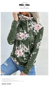 Vue détaillée d'un sweat à capuche fleuri chic pour femme avec un col roulé montant