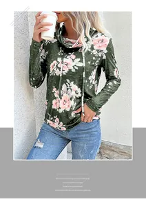 Vue détaillée d'un sweat à capuche floral à manches longues pour femmes avec roses roses