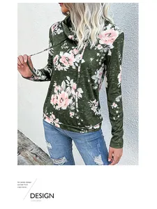 Gros plan d'un sweat à capuche fleuri pour femme en vert olive pour la mode automnale