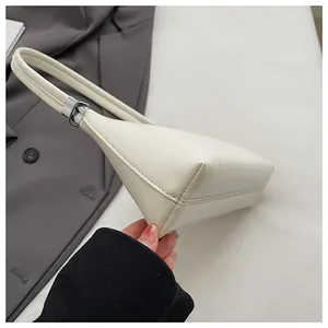 Detaillierte Seitenansicht einer weißen Retro-Achseltasche mit glatter Oberfläche