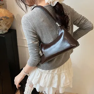 Elegante glänzende braune Achsel-Umhängetasche für Damen im minimalistischen Pendlerstil