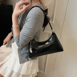 Elegante schwarze glänzende Vintage-Unterarmtasche für den stilvollen täglichen Gebrauch