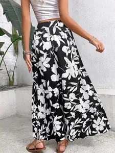 Elegante bohemian maxi-rok met zwart-wit bloemenprint en elastische hoge taille