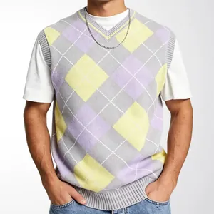 Gebreid herenvest met retro argyle-patroon in geel, paars en grijs met een V-hals snit
