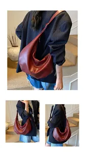 Große burgunderrote Hobo-Tasche in verschiedenen Winkeln für Damen