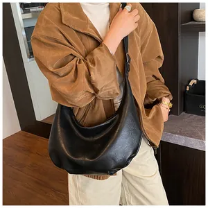 Detailaufnahme einer schwarzen Vintage-Knödeltasche mit großem Fassungsvermögen als Schultertasche