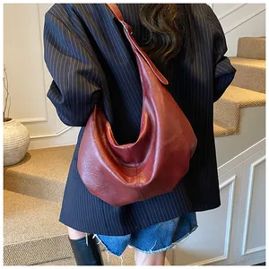 Schicke burgunderrote große sichelförmige Knödeltasche für Damen, Retro-Herbststil