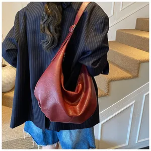 Detailansicht der großen burgunderroten Hobo-Tasche am Rücken, Vintage-Dumpling-Stil für Damen