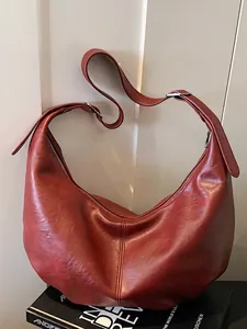 Große Vintage-Umhängetasche in Burgunderrot mit weichem Leder-Finish und Design