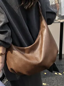 Große braune Vintage Hobo-Tasche für Damen im modischen und lässigen Dumpling-Design