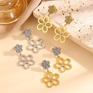 Detailaufnahme von eleganten vergoldeten Edelstahl-Ohrringen mit Blumen und kleinen Kristallen