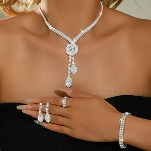 Elegante Set di Gioielli in Rame con Strass Collana Orecchini Bracciale Anello Accessori Geometrici per Matrimonio Festa Sposa