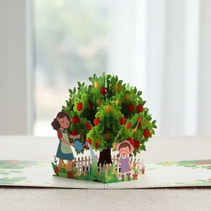 Ingewikkelde 3D pop-up wenskaart met een weelderige appelboom en tuinscène detail
