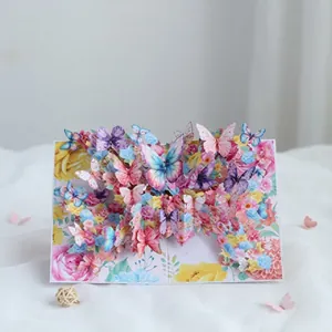 Gedetailleerd overzicht van kleurrijke 3D pop-up vlinder wenskaart met bloemmotieven