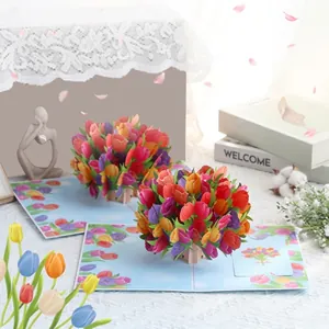 Detailweergave van creatieve 3D pop-up wenskaart met kleurrijk tulpenboeket