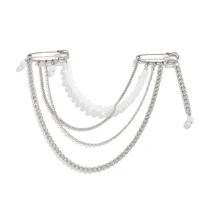 Vue détaillée d'une broche à chaîne multicouche argentée avec épingles et perles.