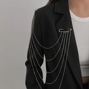 Broche chaîne à pampilles multicouche en argent de style hip-hop pour décorer un blazer