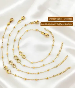 Vista dettagliata di bracciali infinity in acciaio dorato con zirconi su seta bianca