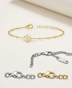 Dettaglio di ciondolo a fiore in zirconia e chiusura personalizzabile su bracciale oro