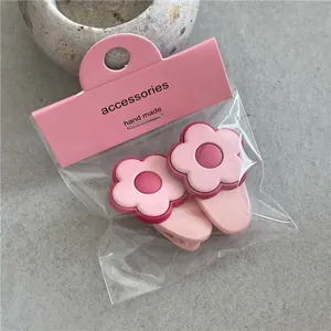 Set de dos lindas pinzas para el cabello con flores rosas en empaque estilo coreano