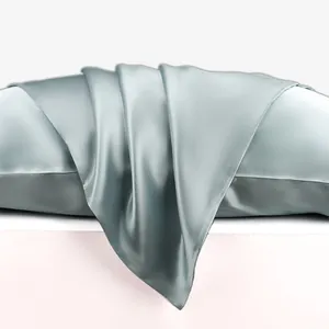 Detailopname van saliegroen 100% moerbeizijden kussensloop van 22 momme met glans
