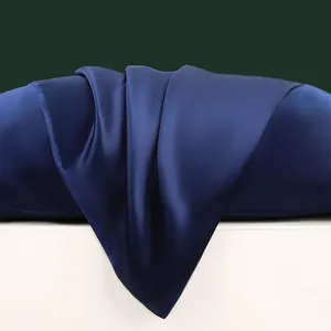 Detailopname van 22 momme moerbeizijden kussensloop met gladde en glanzende textuur