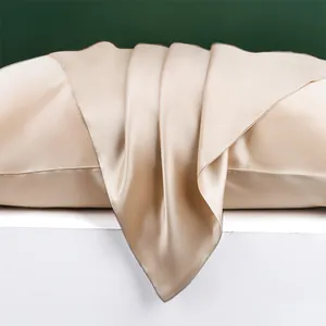 Macro-opname van champagne zijden stof met elegante draperie en luxe glanzende finish.