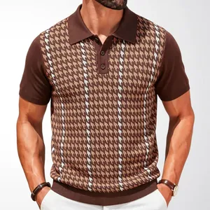Polo da uomo in maglia marrone con classico motivo pied-de-poule e maniche corte