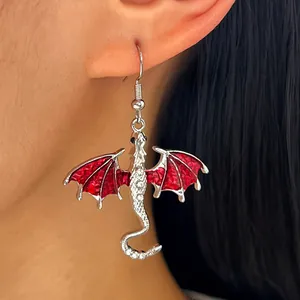 Nahaufnahme eines Drachenohrrings mit roter Emaille und silberfarbenen Körperdetails