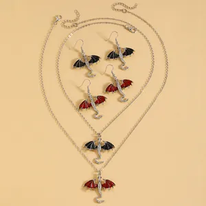 Detailansicht eines Drachen-Schmucksets aus Emaille mit Halsketten und Ohrringen.