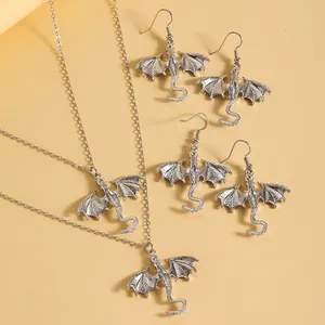 Detailansicht eines vintage Drachen-Schmucksets mit Halskette und passenden Ohrringen
