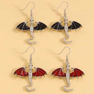 Detailansicht von Vintage-Drachenohrringen mit roten und schwarzen Flügeln aus Emaille