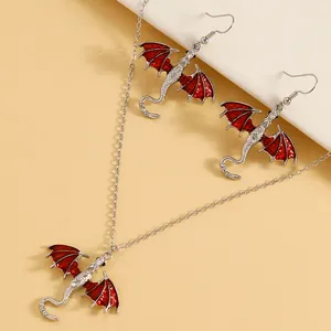 Detailansicht des Vintage Drachen Schmucksets aus Kette und Ohrringen mit roten Flügeln