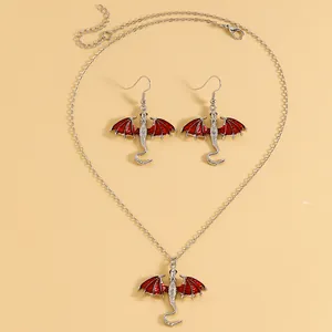 Detailansicht des Drachen-Schmucksets mit roter Emaille, Halskette und passende Ohrringe
