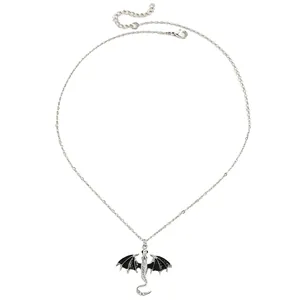 Nahaufnahme einer Drachen-Halskette aus Silber mit schwarzen Emaille-Flügeln für Damen
