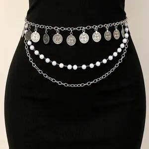 Elegante mehrlagige Boho-Taillenkette mit Silbermünzen und weißen Perlen für tolle Kleider