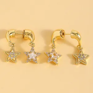 Detailweergave van gouden sterenoorbellen met micro-pave kristallen en multifunctioneel.