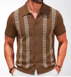 Detailansicht des braunen Herren-Strick-Poloshirts mit vertikalem geometrischem Muster.