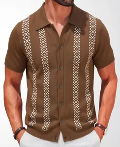 Detailansicht des braunen Strickpolos für Herren mit geometrischen Jacquardstreifen