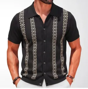 Nahaufnahme schwarze Strick-Polo-Strickjacke Herren mit geometrischem Jacquard