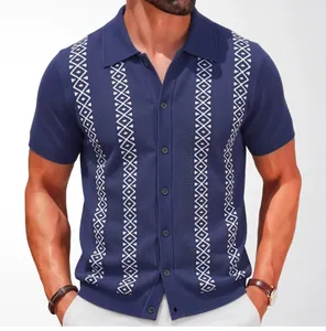 Detailansicht eines dunkelblauen Herren-Strick-Poloshirts mit weißen Streifenmustern