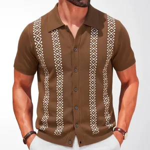 Braunes kurzärmeliges Strick-Polo für Herren mit vertikalen geometrischen Mustern.