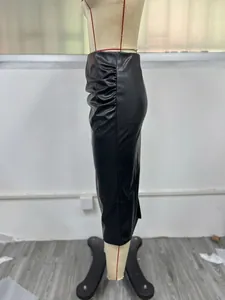 Vue latérale détaillée d'une jupe midi en cuir PU noir froncé avec fente élégante