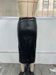 Vue arrière détaillée d'une jupe midi en similicuir noir avec fente et taille haute