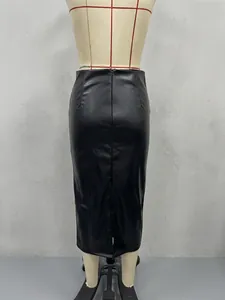 Vista trasera detallada de una falda midi de cuero PU negro con abertura y talle alto