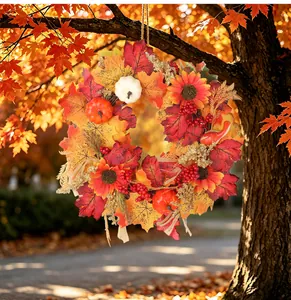 Vue détaillée d'une couronne de récolte d'automne avec feuilles d'érable et citrouilles
