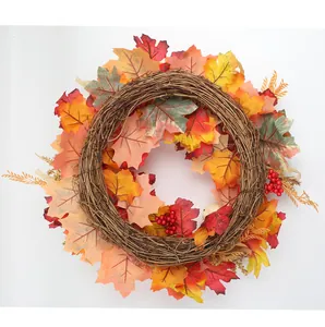 Vue détaillée d'une couronne d'automne avec feuilles d'érable colorées et baies rouges